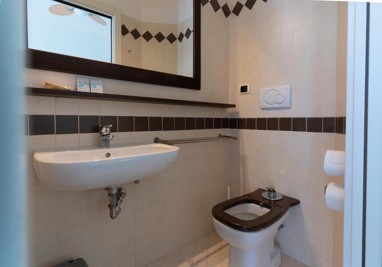 Hotel Greta B&B Rimini Exterior photo