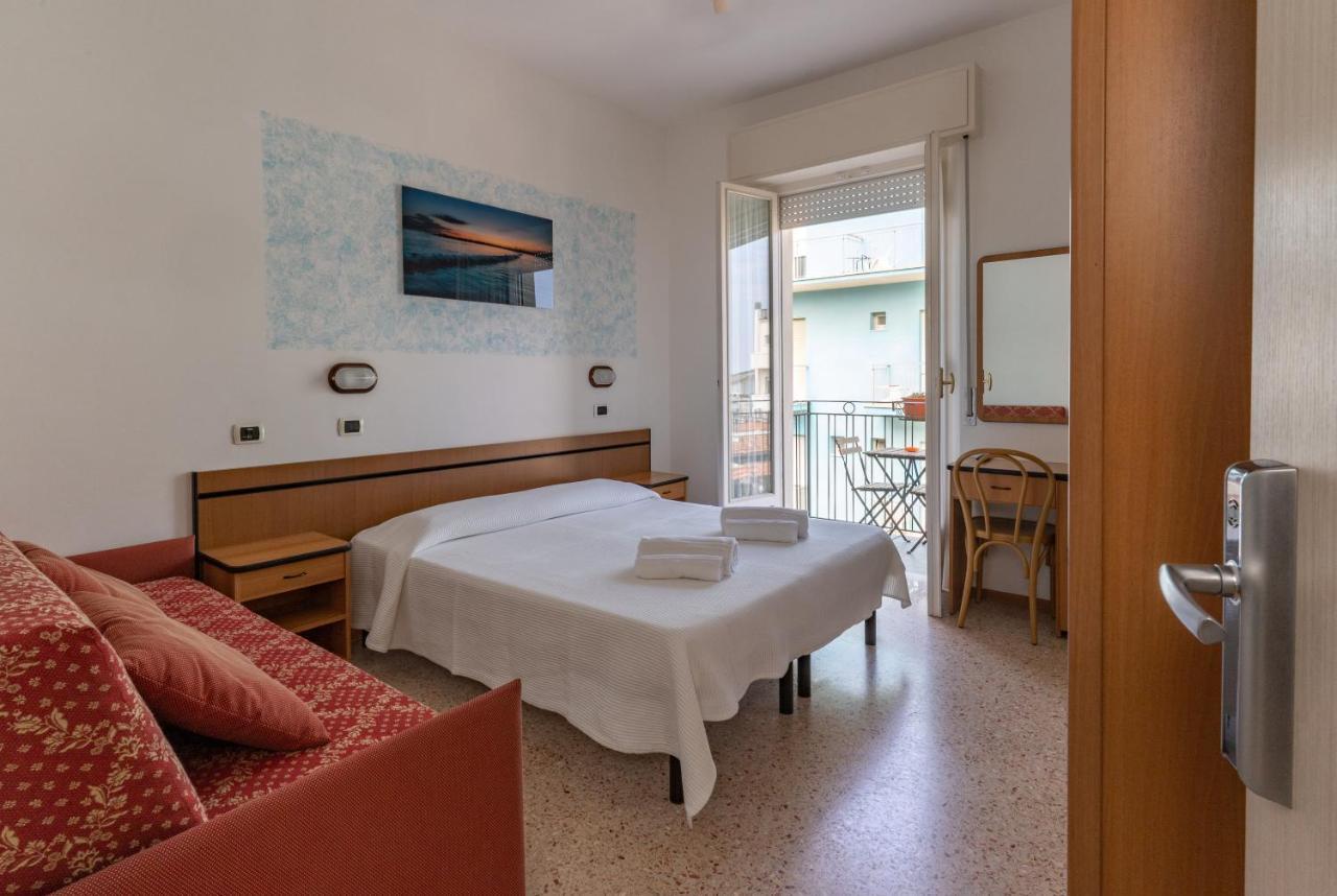 Hotel Greta B&B Rimini Exterior photo
